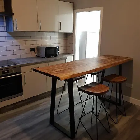 Highfields Living - Ensuite- Free Wifi- Free Local Parking *