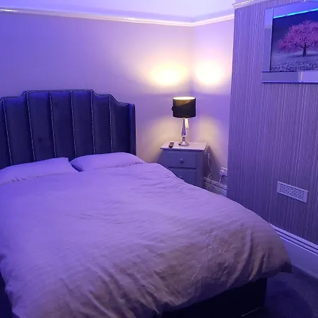 Highfields Living - Ensuite- Free Wifi- Free Local Parking *